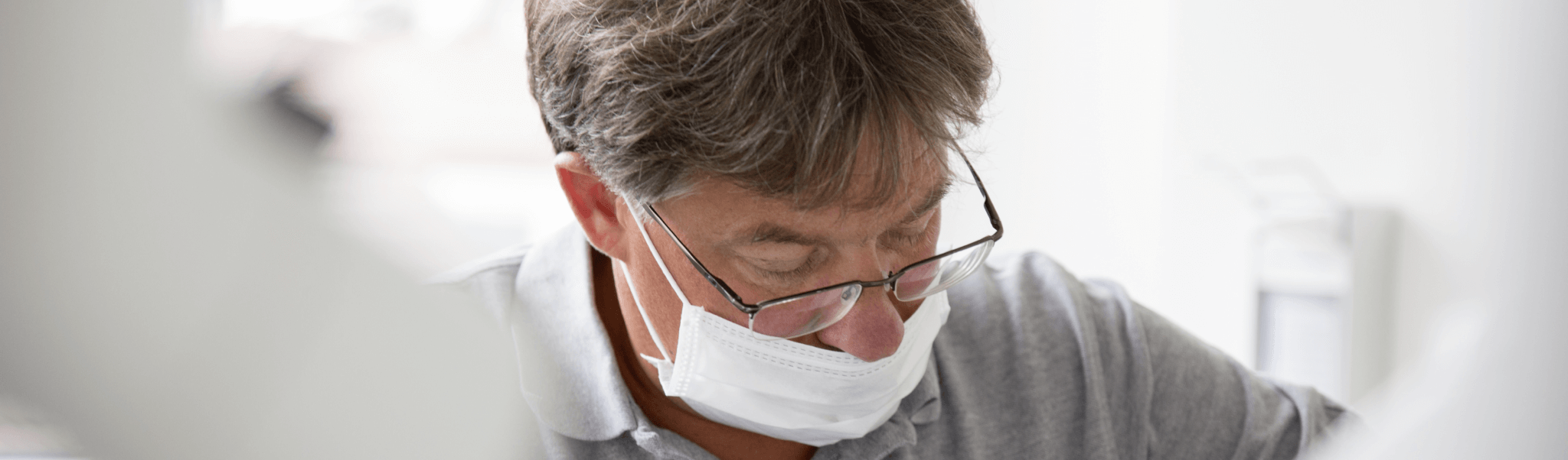Parodontitisbehandlung - Dr. Rentschler während einer Parodontitisbehandlung