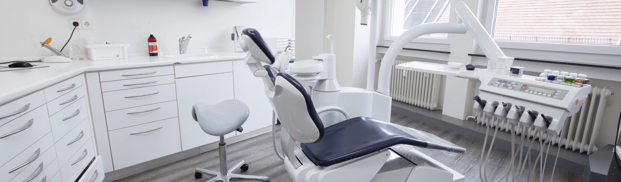 Schienentherapie - Behandlungsraum der Zahnärzte Sindelfingen mit grauem Stuhl